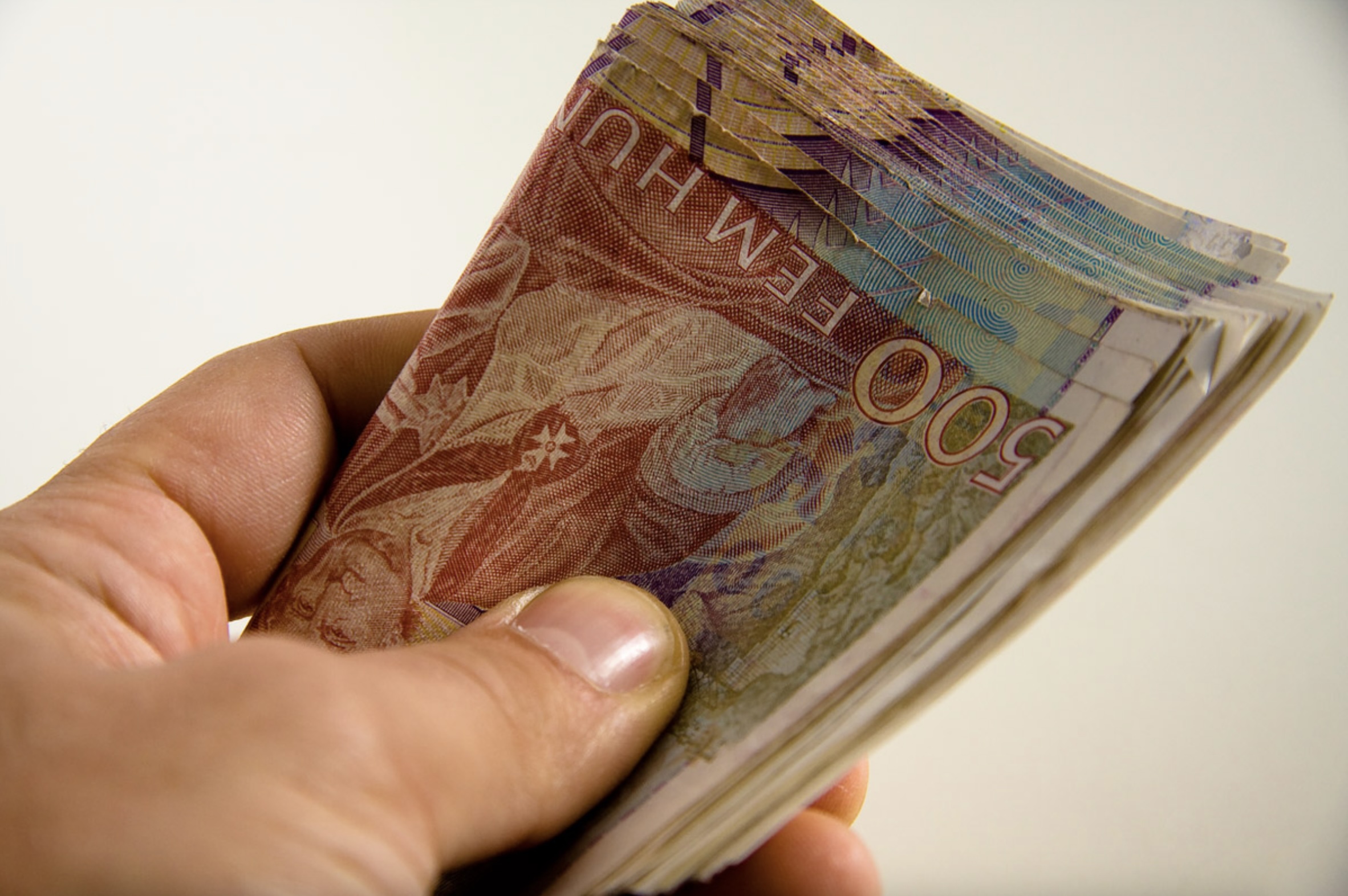 På denna kurs i förlagsekonomi räknar vi på olika intäktsmodeller samt produktionskostnader för pappersböcker, ljudböcker och e-böcker.